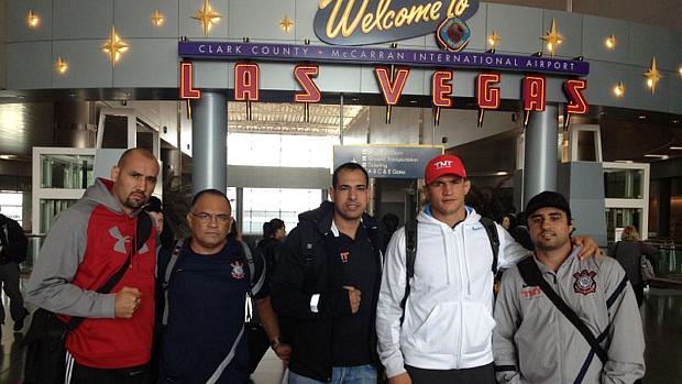 Júnior Cigano e sua equipe na chegada em Las Vegas, para o UFC 155