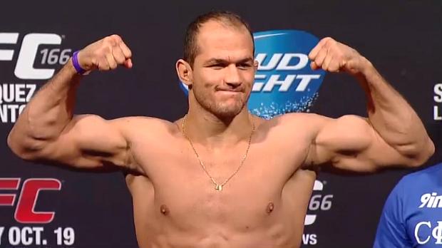 Júnior Cigano na pesagem para o UFC 166, neste sábado