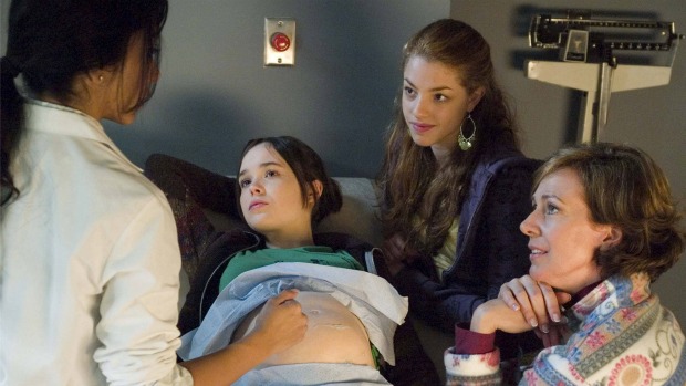Cena do filme 'Juno', em que uma adolescente grávida escolhe a família que vai adotar o bebê