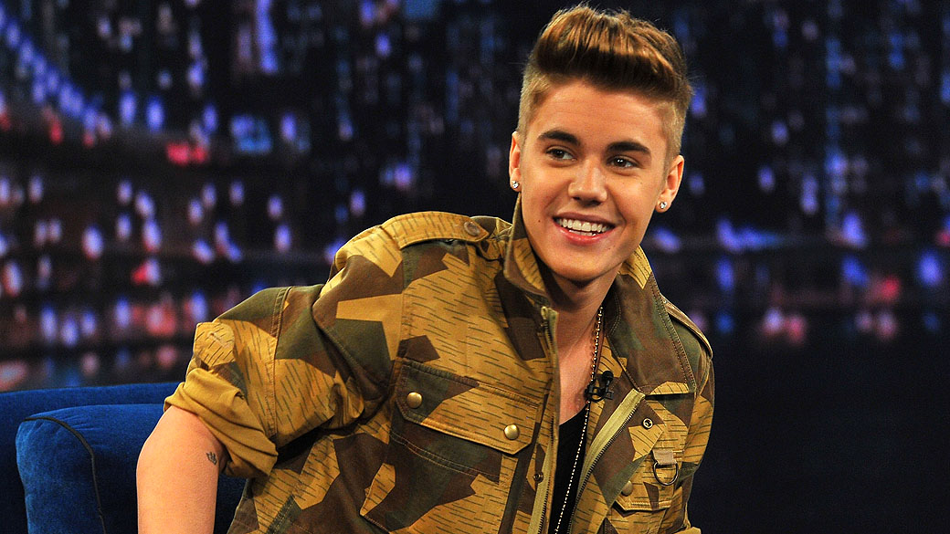 O cantor Justin Bieber sendo entrevistado no programa 'Late Night With Jimmy Fallon', em 2013