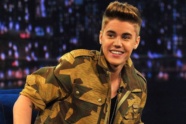 O cantor Justin Bieber sendo entrevistado no programa 'Late Night With Jimmy Fallon', em 2013