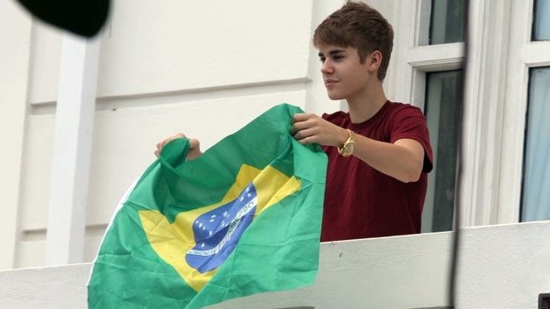 Bieber e a bandeira de cabeça para baixo: acenos para os fãs