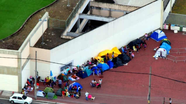 Camping em frente ao Engenhão: centenas de fãs aguardam a espera dos portões para o show de quarta-feira