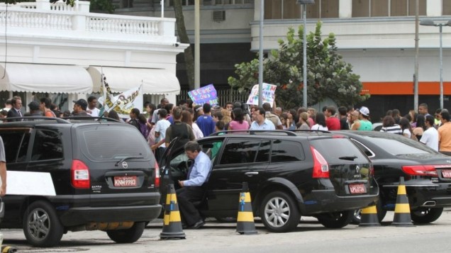 Fãs de Justin Bieber em frente ao Copacabana Palace
