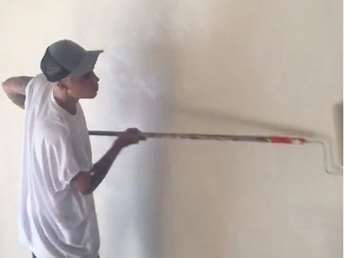 Justin Bieber pinta parede em prestação de serviço comunitário Justin Bieber pinta parede em prestação de serviço comunitário
