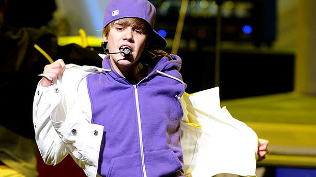 Justin Bieber requebra no palco