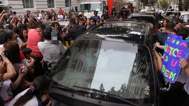 Tumulto no Copacabana Palace na saída de Justin Bieber: fãs enlouquecidas