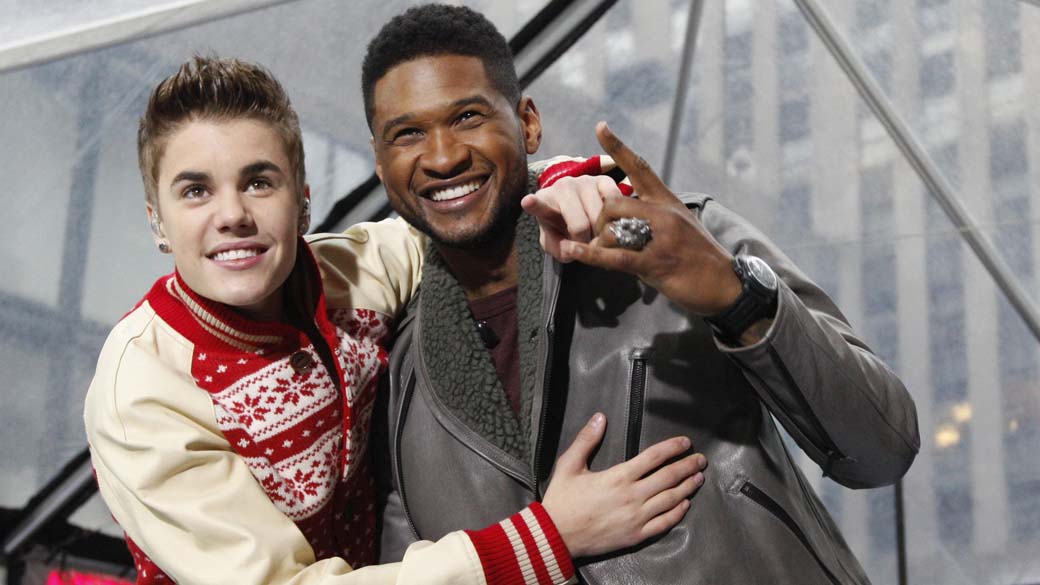 Os cantores Justin Bieber e Usher após apresentação em Nova York, em 23/11/2011