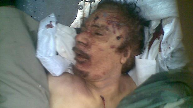 Imagem mostra o corpo de Kadafi sendo transferido de Sirte para Misrata
