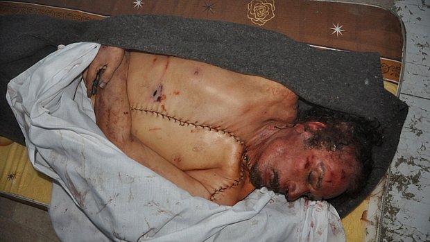 O ditador Muamar Kadafi foi capturado no dia 20 de outubro, linchado e morto a tiros em circunstâncias confusas