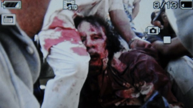 Imagem de celular mostra o ex-ditador Muamar Kadafi ferido, Líbia