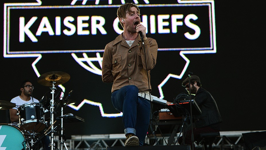 Ricky Wilson, vocalista do Kaiser Chiefs, durante show no palco Butantã, na tarde deste domingo (31), no último dia de Lollapalooza 2013