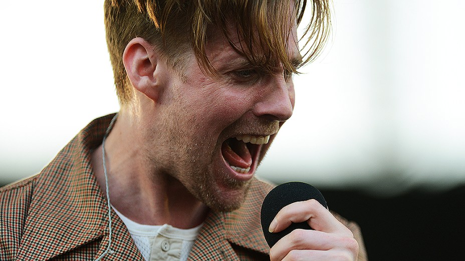Ricky Wilson, vocalista do Kaiser Chiefs, durante show no palco Butantã, na tarde deste domingo (31), no último dia de Lollapalooza 2013