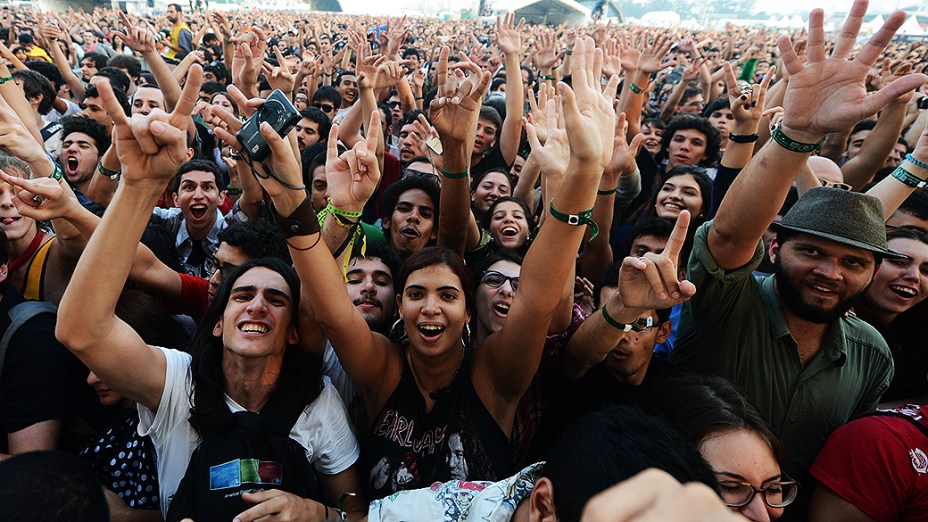 Público durante show do Kaiser Chiefs no palco Butantã, na tarde deste domingo (31), no último dia de Lollapalooza 2013
