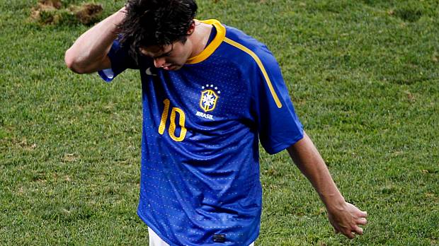 Kaká deixa o campo desolado após a derrota do Brasil para a Holanda por 2 a 1, na Copa da África do Sul