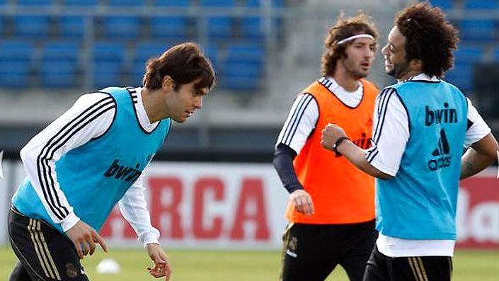 Kaká e Marcelo, de coletes azuis, de volta aos treinos do Real Madrid nesta terça