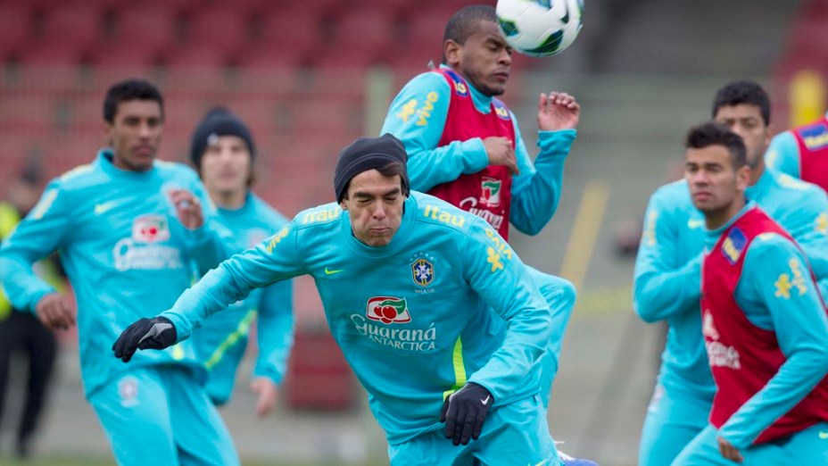 Kaká, de gorro e luvas, no treino de bolas paradas da seleção na Polônia