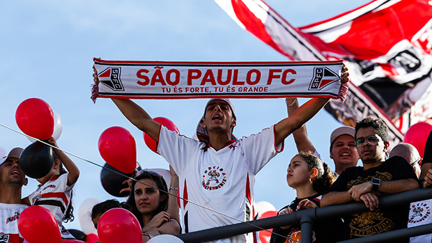 Torcedores comparecem no estádio do Morumbi para a apresentação de Kaká