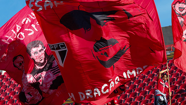 Torcedores comparecem no estádio do Morumbi para a apresentação de Kaká