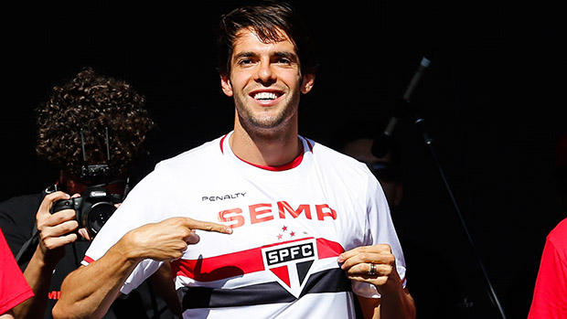 O jogador Kaká veste a camisa do São Paulo durante sua apresentação no clube