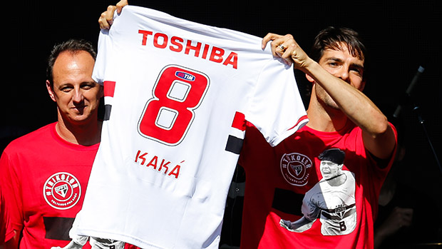 Ao lado de Rogério Ceni, Kaká celebra seu retorno ao São Paulo