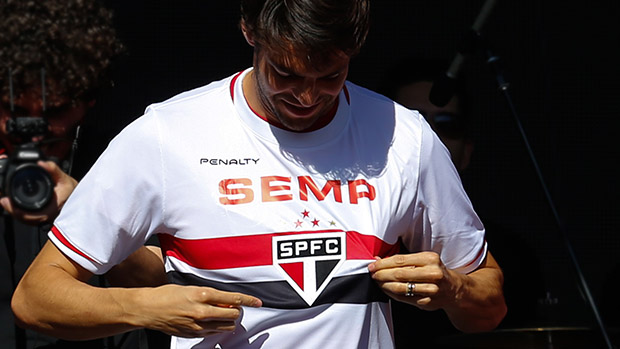 Kaká com a camisa do São Paulo, no estádio do Morumbi