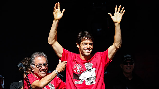 Kaká é apresentado como reforço do São Paulo na presença de milhares de torcedores