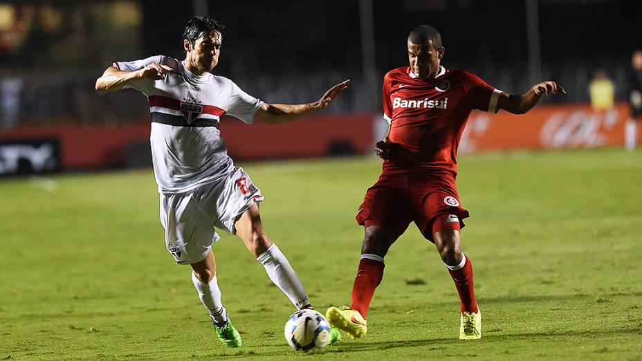 O jogador Kaká do São Paulo durante partida contra o Internacional (RS), no estádio do Morumbi, em São Paulo, em jogo antecipado da 35ª rodada do Brasileirão 2014