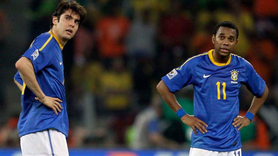 Kaká e Robinho durante jogo entre Brasil e Holanda
