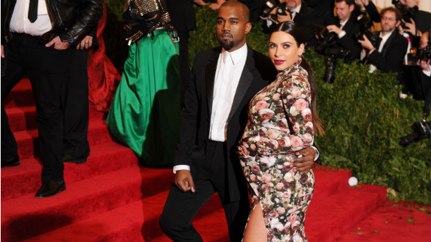 O rapper Kanye West com a namorada, Kim Kardashian, no baile punk do Metropolitan Museum of Art