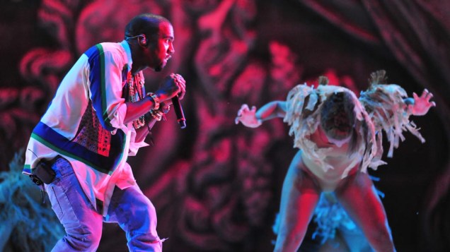 Kanye West durante show no palco Energia & Consciência, no primeiro dia do festival SWU em Paulínia, em 12/11/2011