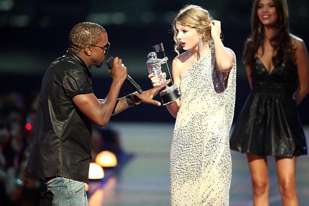 West supreende Taylor durante premiação