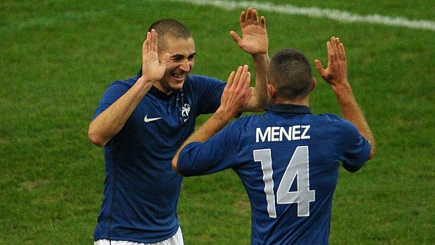 Autor do gol da vitória, Karim Benzema comemora com Jérémy Menez