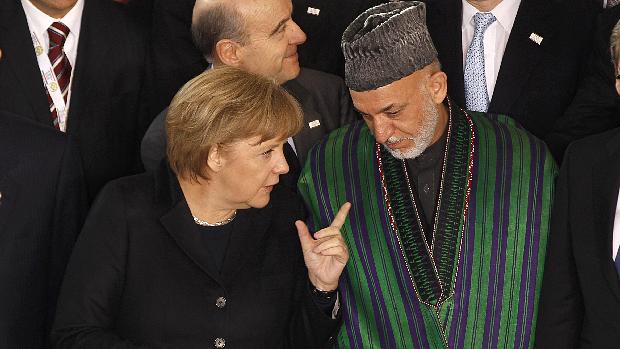 Hamid Karzai conversa com a chanceler alemã Angela Merkel na conferência internacional sobre o futuro do Afeganistão, em Bonn
