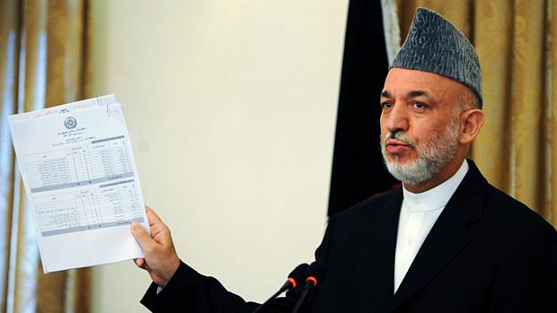 O presidente afegão, Hamid Karzai, mostra documento divulgado pelo Wikileaks em coletiva de imprensa, em Cabul
