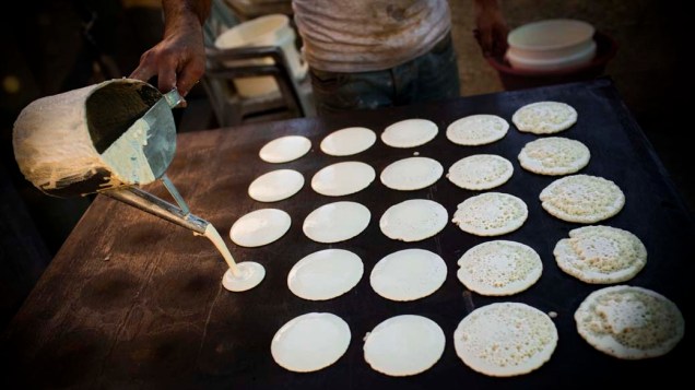 Em Jerusalém, preparação de “kataif” – prato tradicional consumido durante o Ramadã