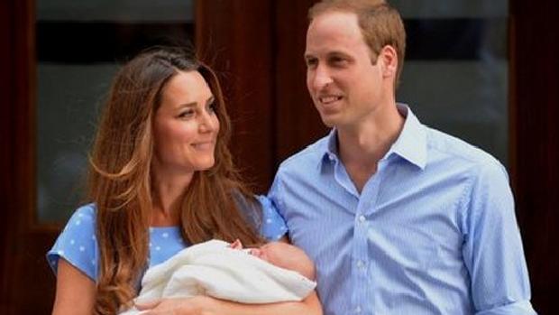 Kate e William deixam a maternidade com o recém-nascido