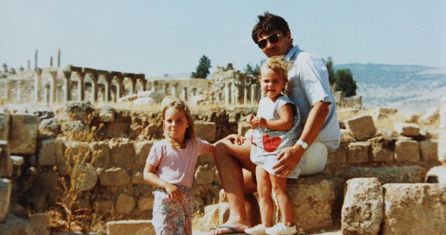 Kate, à esquerda, aos 4 anos, com a irmã Pippa e o pai Michael, na Jordânia