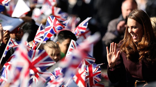Kate Middleton acena para alunos durante visita em Newcastle, Reino Unido