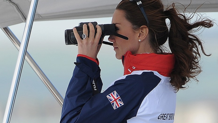 A Duquesa de Cambridge, Kate Middleton, usa um binóculo para ver a prova iatismo, na naía de Weymouth e Portland