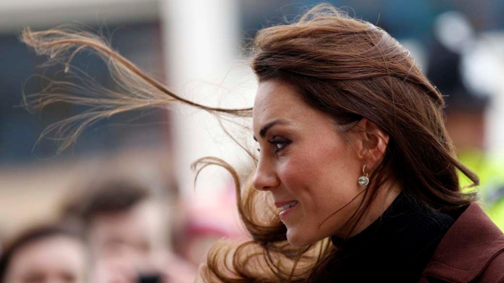 Kate Middleton, esposa do príncipe William do Reino Unido, durante visita a um hospital infantil, em Liverpool