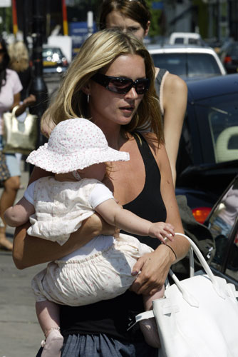 Com sua filha Lola, Kate passeia pelas ruas de Londres em 2003.