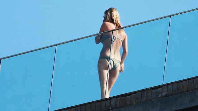 Kate Moss de biquíni na sacada do hotel Fasano, no Rio de Janeiro, nesta quarta-feira (02)