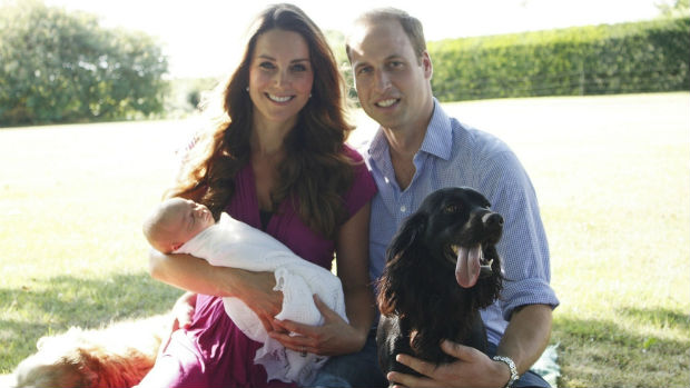 Primeira imagem oficial do príncipe William e Kate Middleton com o filho, George, em 2013