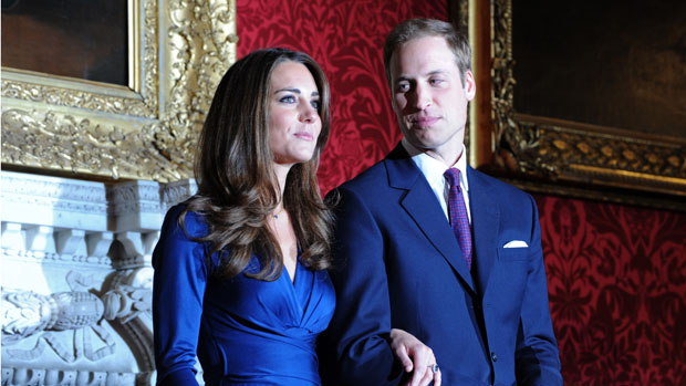 Kate Middleton e o Príncipe William anunciam o noivado na residência do príncipe Charles, pai do noivo