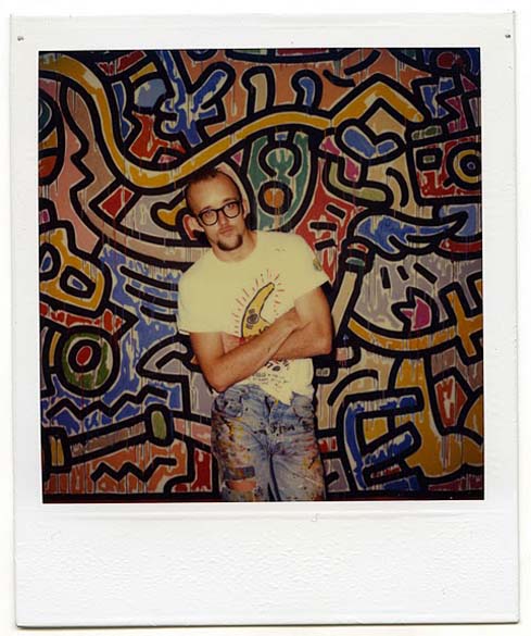 Keith Haring posa com um de seus trabalhos