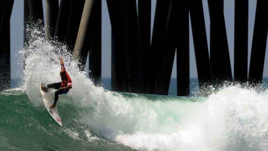 O campeão mundial de surfe Kelly Slater participa da competição US Open of Surfing na Califórnia. O evento comemora este ano sua 51° edição e está sendo realizado no píer da praia de Huntington, considerado o berço do esporte