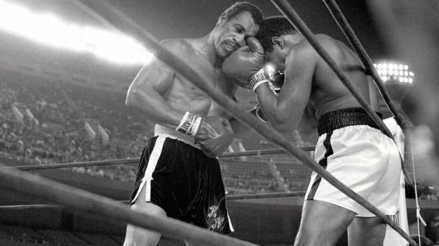 Ken Norton (à esq.) enfrenta Muhammad Ali no Yankee Stadium, em setembro de 1976