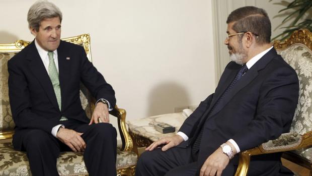 O secretário de Estado americano, John Kerry (esq), em reunião com o presidente do Egito, Muhamed Mursi, no palácio presidencial El-Thadiya, no Cairo