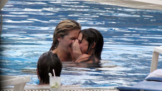 Ke$ha na piscina do hotel em que está hospedada no Rio de Janeiro, em 02/10/2011